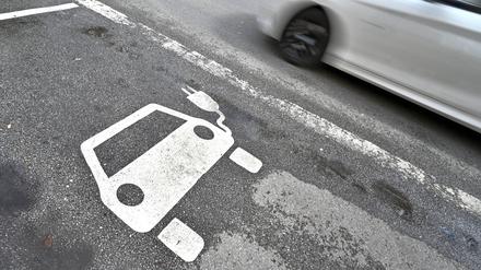 Hier gibt es Energie. Markierung für die Parkplätze während der Ladevorganges von Elektroautos. (Symbolbild)