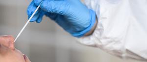 Wegen Betrugs in Millionenhöhe in Berliner Corona-Testzentren stehen von 15.08.2022 an ein 46-jähriger Mann und dessen Schwester in der Hauptstadt vor Gericht.