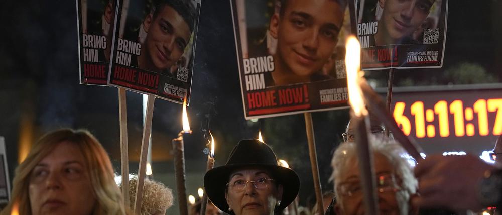 Angehörige und Freunde von Geiseln, die im Gazastreifen von der Hamas festgehalten werden, demonstrieren während des jüdischen Chanukka-Festes auf dem Geiselplatz am Kunstmuseum in Tel Aviv. 