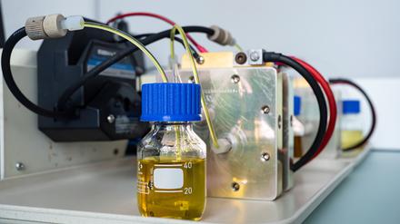 Redox-Flow-Batterien speichern Energie in Flüssigkeiten, brauchen dafür aber viel Platz.