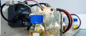 Redox-Flow-Batterien speichern Energie in Flüssigkeiten, brauchen dafür aber viel Platz.