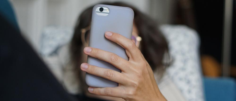 Wer die Social-Media-Nutzung um diese Zeitspanne reduziert, ist zufriedener und engagierter im Job.