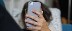Wer die Social-Media-Nutzung um diese Zeitspanne reduziert, ist zufriedener und engagierter im Job.
