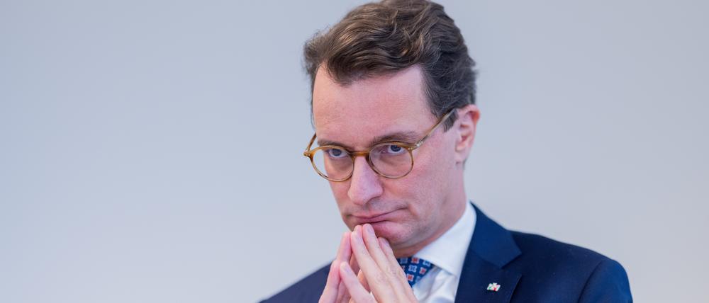 Hendrik Wüst, Ministerpräsident von Nordrhein-Westfalen, spricht während eines Interviews im Landesbüro der dpa.