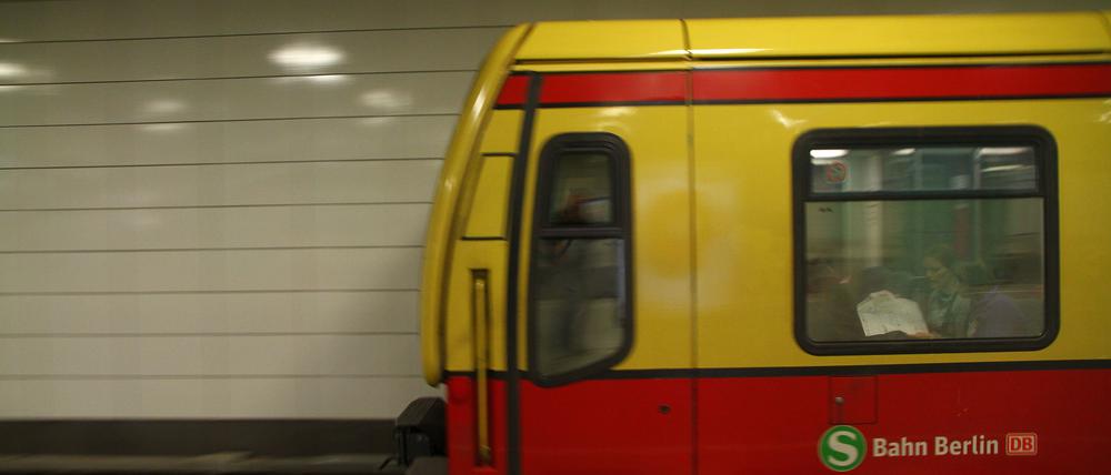 Eine S-Bahn fährt im Bahnhof ein. (Symbolbild)