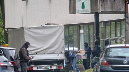 Einsatzkräfte tragen am 30.04.2020 Kisten aus der Moschee der Al-Mustafa-Gemeinschaft in Bremen. Der damalige Bundesinnenminister Seehofer hatte zuvor ein Betätigungsverbot für die Hisbollah ausgesprochen. Gegen zwei mutmaßliche Mitglieder des Vereins und der Schiiten-Miliz hat die Bundesanwaltschaft Anklage beim Hanseatischen Oberlandesgericht in Hamburg erhoben. 