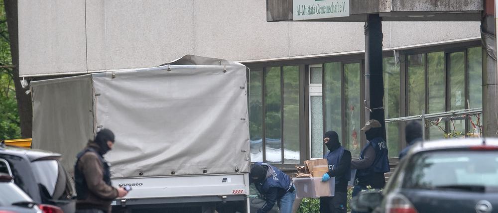 Einsatzkräfte tragen am 30.04.2020 Kisten aus der Moschee der Al-Mustafa-Gemeinschaft in Bremen. Der damalige Bundesinnenminister Seehofer hatte zuvor ein Betätigungsverbot für die Hisbollah ausgesprochen. Gegen zwei mutmaßliche Mitglieder des Vereins und der Schiiten-Miliz hat die Bundesanwaltschaft Anklage beim Hanseatischen Oberlandesgericht in Hamburg erhoben.