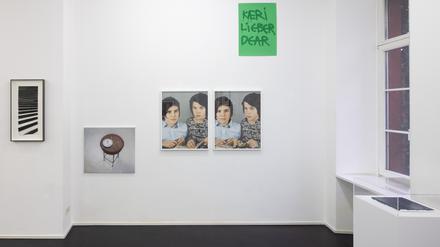 Blick in die Ausstellung „Ben“ in der Galerie Kuckei + Kuckei.