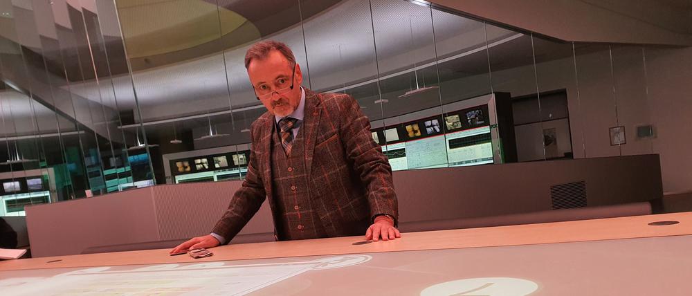PCK-Geschäftsführer Ralf Schairer in der hypermodernen Leitzentrale der Raffinerie Schwedt