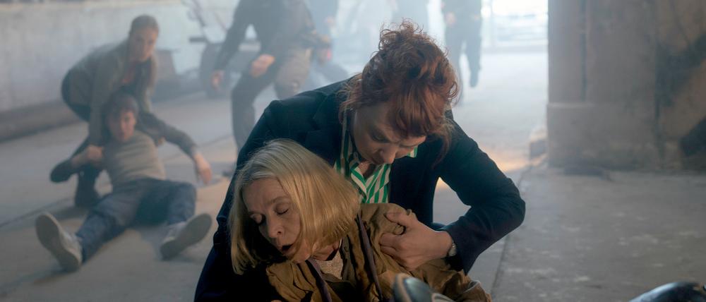 Rettung in letzter Sekunde: Melly Böwe (Lina Beckmann, r.) und Evelyn Sonntag (Judith Engel).