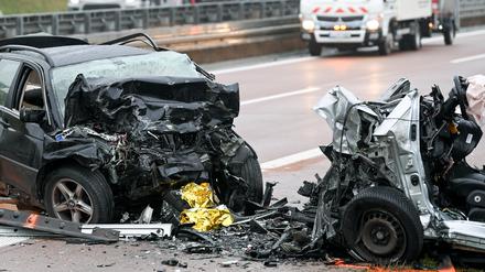 Die Unfallautos des schweren Unfalls mit einem Falschfahrer auf der A38. 