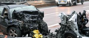 Die Unfallautos des schweren Unfalls mit einem Falschfahrer auf der A38. 