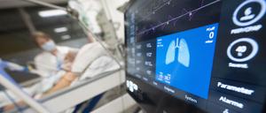 ARCHIV - 09.11.2023, Baden-Württemberg, Stuttgart: Eine Pflegerin versorgt auf einer Intensivstation eine Patientin, im Vordergrund ist der Monitor eines Beatmungsgeräts zu sehen. Ähnlich wie bei Corona kann auch eine Grippe-Infektion bei Klinikpatienten schwerwiegende Langzeitfolgen haben. 