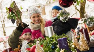 Austria, Salzburg, Mother with children at christmas market, smiling model released PUBLICATIONxINxGERxSUIxAUTxHUNxONLY HHF004200 Austria Salzburg Mother With Children AT Christmas Market Smiling Model released PUBLICATIONxINxGERxSUIxAUTxHUNxONLY HHF004200