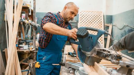 Die weitaus meisten Fachkräfte in Mangelberufen verdienen weniger als der Durchschnitt in den Bereichen. Das zeigen die Zahlen der Bundesagentur für Arbeit (BA).