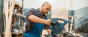 Die weitaus meisten Fachkräfte in Mangelberufen verdienen weniger als der Durchschnitt in den Bereichen. Das zeigen die Zahlen der Bundesagentur für Arbeit (BA).