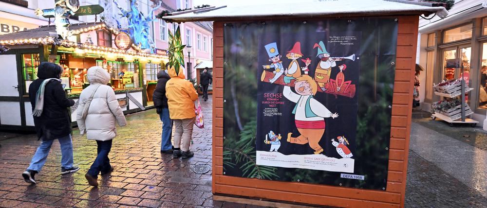 Ein Filmplakat auf dem Weihnachtsmarkt „Blauer Lichterglanz“ in Potsdam.
