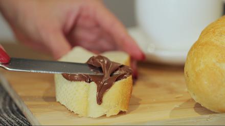 Nougatcreme ist ein beliebter Brotaufstrich.