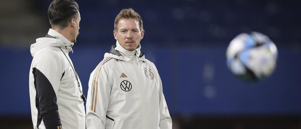 Bundestrainer Julian Nagelsmann (r.) bereitet sich mit seinem Team in Thüringen auf die EM im eigenen Land vor