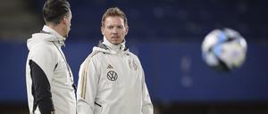Bundestrainer Julian Nagelsmann (r.) bereitet sich mit seinem Team in Thüringen auf die EM im eigenen Land vor