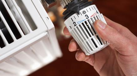 Ein Grad weniger auf der Heizung, spart rund sechs Prozent Energie und damit Energiekosten.