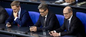 Bundeskanzler Olaf Scholz (r), Bundeswirtschaftsminister Robert Habeck (m) und Bundesfinanzminister Christian Lindner (l).