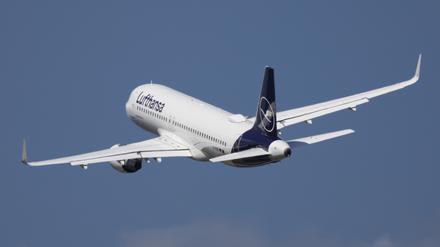Ein Airbus 320-214 der Fluggesellschaft Lufthansa startet vom Flughafen Berlin-Brandenburg «Willy Brandt» (BER). (Symbolbild)