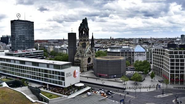 Luftaufnahme, Aufnahme aus einer oberen Etage eines Bürohochhauses am Hardenbergplatz, am Bahnhof Zoo in Berlin Charlottenburg. 
Blick auf die Kaiser-Wilhelm-Gedächtnis-Kirche auf dem Breitscheidplatz, links das Europa-Center mit Mercedes-Stern. Vorne das Bikini Berlin.