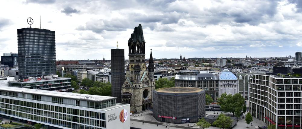 Blick auf den Breitscheidplatz mit Kaiser-Wilhelm-Gedächtnis-Kirche und Europa-Center.