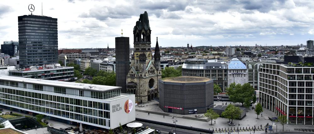 Luftaufnahme, Aufnahme aus einer oberen Etage eines Bürohochhauses am Hardenbergplatz, am Bahnhof Zoo in Berlin Charlottenburg.
Blick auf die Kaiser-Wilhelm-Gedächtnis-Kirche auf dem Breitscheidplatz, links das Europa-Center mit Mercedes-Stern. Vorne das Bikini Berlin.