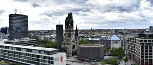 Blick auf den Breitscheidplatz mit Kaiser-Wilhelm-Gedächtnis-Kirche und Europa-Center.