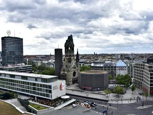 Luftaufnahme, Aufnahme aus einer oberen Etage eines Bürohochhauses am Hardenbergplatz, am Bahnhof Zoo in Berlin Charlottenburg. 
Blick auf die Kaiser-Wilhelm-Gedächtnis-Kirche auf dem Breitscheidplatz, links das Europa-Center mit Mercedes-Stern. Vorne das Bikini Berlin.
