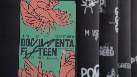 ARCHIV - 06.05.2022, Hessen, Kassel: Eines der ersten Werke im Stadtbild, geschwärzte Säulen mit Zeichnungen des rumänischen Künstlers Dan Perjovschi, sind am Haupteingang hinter dem Logo der Ausstellung am documenta-Standort Fridericianum zu sehen (zu dpa: «documenta: Abschlussbericht zur Organisationsstruktur liegt vor») Foto: Swen Pförtner/dpa - ACHTUNG: Nur zur redaktionellen Verwendung im Zusammenhang mit der aktuellen Berichterstattung und nur mit vollständiger Nennung des vorstehenden Credits +++ dpa-Bildfunk +++