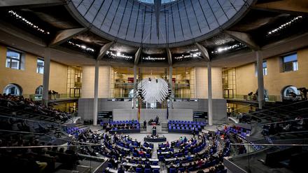 15.12.2023, Berlin: Abgeordnete sitzen Plenarsaal des Bundestags. Auf der Tagesordnung steht unter anderem die Debatte über den geplanten Nachtragshaushalt für das laufende Jahr, die Abstimmungen zur Änderung des Erneuerbare-Energien-Gesetzes, zum Polizeibeauftragtengesetz und zur Reform des Parteiengesetzes. Foto: Britta Pedersen/dpa +++ dpa-Bildfunk +++