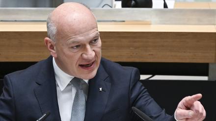 14.12.2023, Berlin: Kai Wegner (CDU), Regierender Bürgermeister von Berlin, spricht auf der Plenarsitzung des Berliner Abgeordnetenhauses. Das Parlament will in einer Marathonsitzung eine Verfassungsänderung zur Senkung des Wahlalters auf 16 sowie diverse Gesetze beschließen, unter anderem ein Polizeigesetz und eine neue Bauordnung. Auch der RBB-Staatsvertrag steht zur Abstimmung. Foto: Jens Kalaene/dpa +++ dpa-Bildfunk +++