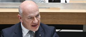 14.12.2023, Berlin: Kai Wegner (CDU), Regierender Bürgermeister von Berlin, spricht auf der Plenarsitzung des Berliner Abgeordnetenhauses. Das Parlament will in einer Marathonsitzung eine Verfassungsänderung zur Senkung des Wahlalters auf 16 sowie diverse Gesetze beschließen, unter anderem ein Polizeigesetz und eine neue Bauordnung. Auch der RBB-Staatsvertrag steht zur Abstimmung. Foto: Jens Kalaene/dpa +++ dpa-Bildfunk +++