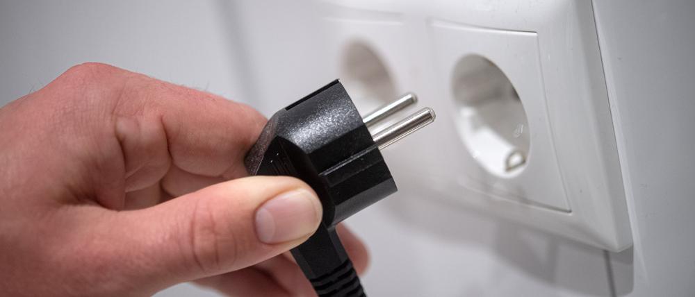 Ein Stecker wird in eine Steckdose gesteckt. (Symbolbild)