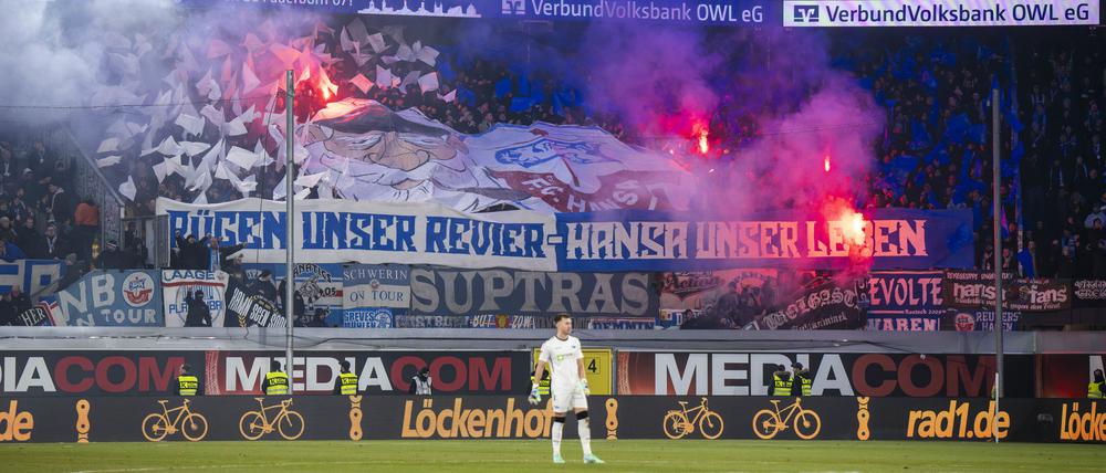 Im Gästeblock brannte am Freitagabend beim Spiel Paderborn gegen Rostock nicht nur Pyrotechnik.
