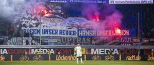 Im Gästeblock brannte am Freitagabend beim Spiel Paderborn gegen Rostock nicht nur Pyrotechnik.