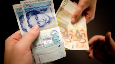 D-Mark-Scheine werden gegen Euro-Scheine getauscht. (Symbolbild)