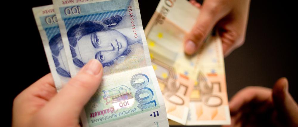 D-Mark-Scheine werden gegen Euro-Scheine getauscht. (Symbolbild)