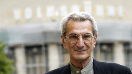 Toni Negri 2004 in Berlin, fotografiert vor der Volksbühne.
