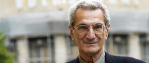 Toni Negri 2004 in Berlin, fotografiert vor der Volksbühne.