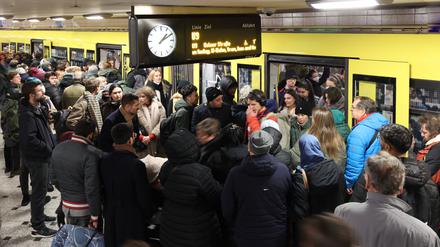 Überfüllte U9 am Bahnhof Zoo.