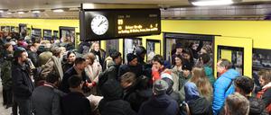 Überfüllte U9 am Bahnhof Zoo.