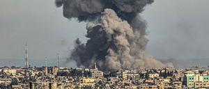 Rauch steigt nach einem Bombenangriff der israelischen Armee auf die im südlichen Gazastreifen gelegene Stadt Khan Yunis auf.
