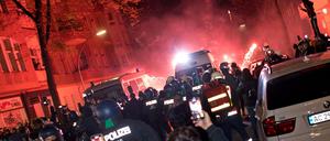 Teilnehmer einer verbotenen Pro-Palästina-Demonstration zünden in der Nähe der Sonnenallee im Berliner Bezirk Neukölln Pyrotechnik. Es wurden auch Steine und Flaschen auf Polizistinnen und Polizisten geworfen.