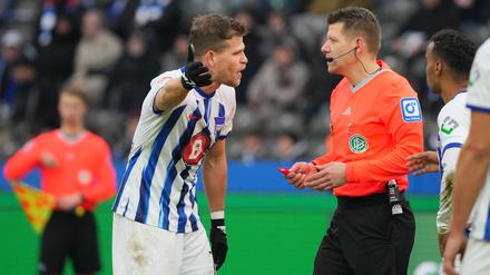 Da half alles Lamentieren nicht. Florian Niederlechner verabschiedete sich gegen Osnabrück unrühmlich und sah glatt Rot.