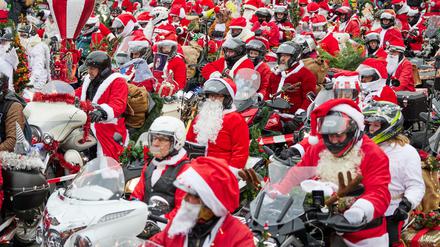 16.12.2023, Berlin: Als Weihnachtsmänner verkleidete Biker starten am Rathaus Lankwitz bei einer Charity-Tour durch Berlin. Endstation soll der Weihnachtsmarkt am Schloss Charlottenburg sein. Etwa 400 Biker fahren mit ihren festlich geschmückten Fahrzeugen wieder bei der «Berlin Christmas Biketour» durch die Hauptstadt, um etwas gegen Armut zu tun und Bedürftigen dieser Stadt auch ein schönes Fest zu ermöglichen.