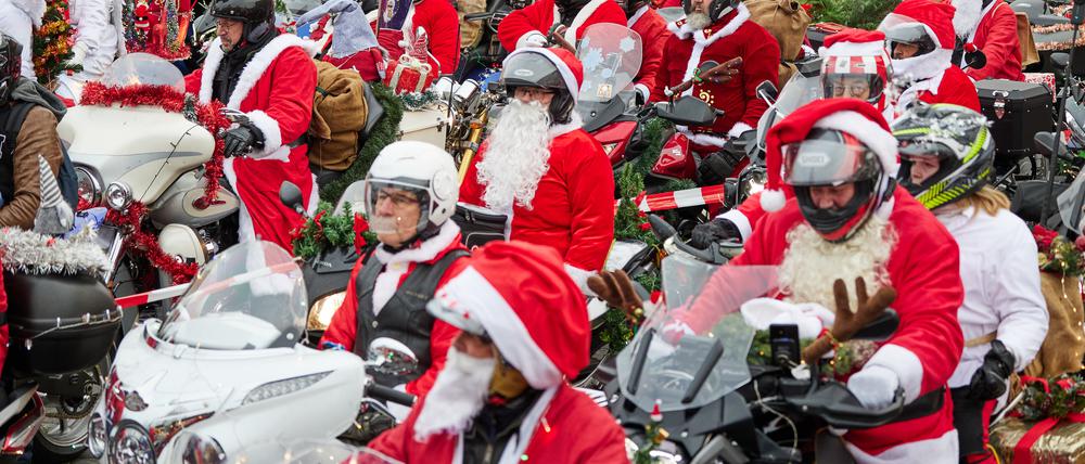 16.12.2023, Berlin: Als Weihnachtsmänner verkleidete Biker starten am Rathaus Lankwitz bei einer Charity-Tour durch Berlin. Endstation soll der Weihnachtsmarkt am Schloss Charlottenburg sein. Etwa 400 Biker fahren mit ihren festlich geschmückten Fahrzeugen wieder bei der «Berlin Christmas Biketour» durch die Hauptstadt, um etwas gegen Armut zu tun und Bedürftigen dieser Stadt auch ein schönes Fest zu ermöglichen.